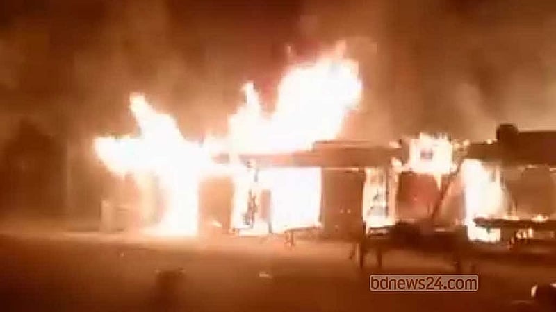 আলফাডাঙ্গা ফায়ার সার্ভিসের কর্মীরা ঘটনাস্থলে পৌঁছে প্রায় আধাঘণ্টার চেষ্টায় আগুন নিয়ন্ত্রণে আনে।