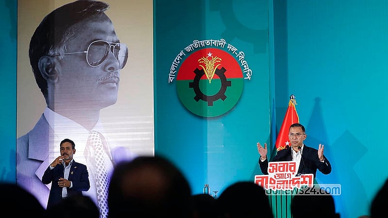 ঢাকার হোটেল সোনারগাঁওয়ে শুক্রবার বিএনপির নির্বাচনি ইশতেহার জাতির সামনে তুলে ধরেন দলের চেয়ারম্যান তারেক রহমান। ছবি: আব্দুল্লাহ আল মমীন