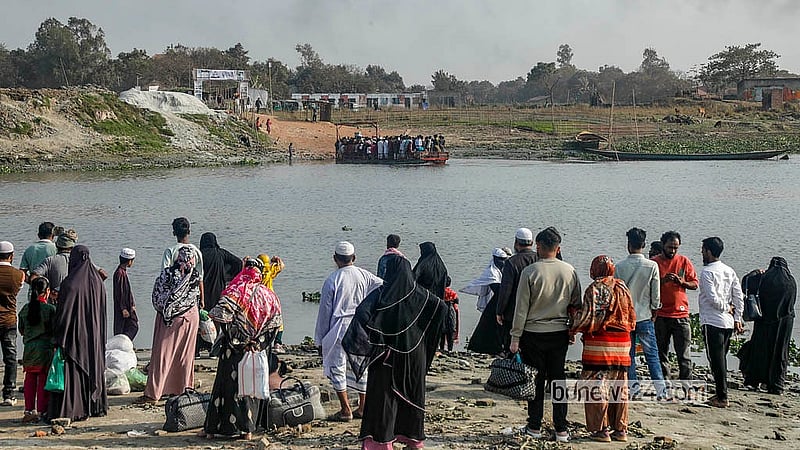 কেরাণীগঞ্জের মোল্লাবাজার এলাকায় ধলেশ্বরী শাখা নদী পার হওয়ার অপেক্ষায় মানুষ। সেতুর কাজ শেষ না হওয়ায় প্রতিদিন হাজারো মানুষ ঝুঁকি ফেরিতে নদী পার হচ্ছেন