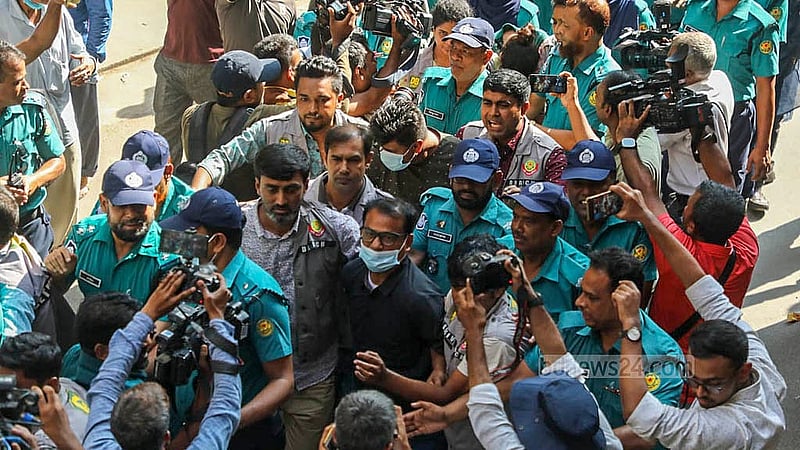 ২৪ মে ২০২৪: ঝিনাইদহ-৪ আসনের সংসদ সদস্য আনোয়ারুল আজীম আনার হত্যার ঘটনায় গ্রেপ্তার তিন আসামিকে ঢাকার মুখ্য মহানগর হাকিম আদালতে হাজির করা হয়। দুই দিন আগে এসেছিল আনারের লাপাত্তা হওয়ার খবর।