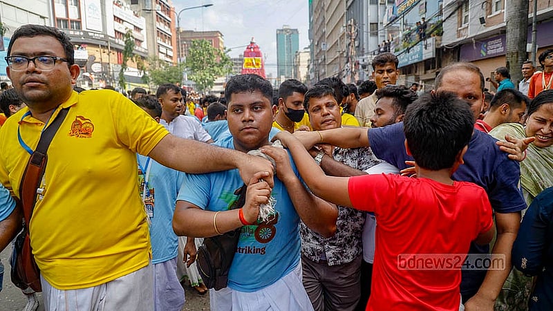 আন্তর্জাতিক কৃষ্ণ ভাবনামৃত সংঘের (ইসকন) স্বামীবাগ আশ্রম থেকে শুক্রবার বিকালে বের হওয়া রথযাত্রা। রথ টেনে নিয়ে যাওয়া হয় দড়ি ধরে। ছবি: মাহমুদ জামান অভি