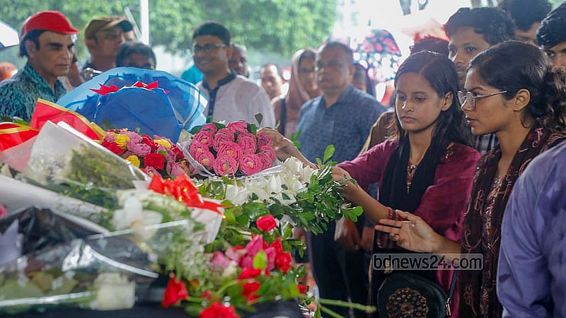 বৃষ্টি উপেক্ষা করে কেন্দ্রীয় শহীদ মিনার প্রাঙ্গণে শনিবার এমিরেটাস অধ্যাপক ও সাহিত্যিক সৈয়দ মনজুরুল ইসলামের কফিন ভরে ওঠে ফুলে ফুলে। ছবি: আব্দুল্লাহ আল মমীন