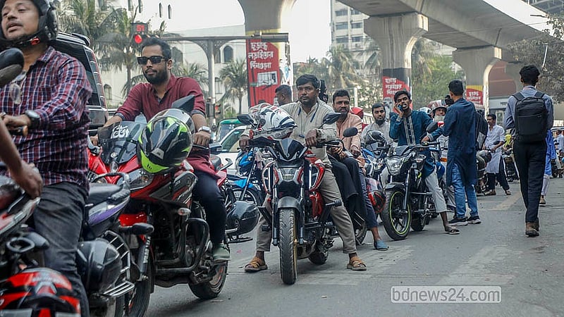 তেল নেওয়ার জন্য ২ ঘণ্টারও বেশি সময় ধরে মোটরসাইকেল নিয়ে ফিলিং স্টেশনের বাহিরে দাঁড়িয়ে থাকেন মোটরসাইকেল চালকরা। শুক্রবার রাজধানীর শাহবাগ এলাকায় একটি ফিলিং স্টেশনে এই দেখা যায়
