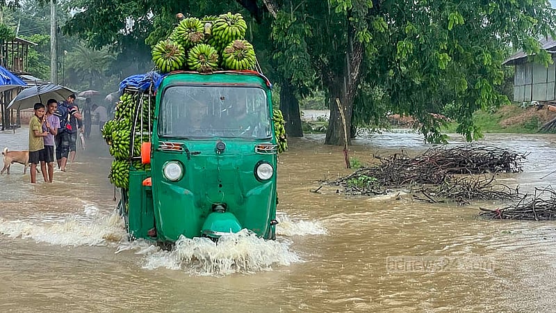 টানা বর্ষণে খাগড়াছড়ির বিভিন্ন এলাকায় তৈরি হয়েছে জলাবদ্ধতা। সড়ক ডুবে যাওয়ায় ঝুঁকি নিয়ে চলাচল করছে যানবাহন ও মানুষ।  ছবি: সমির মল্লিক