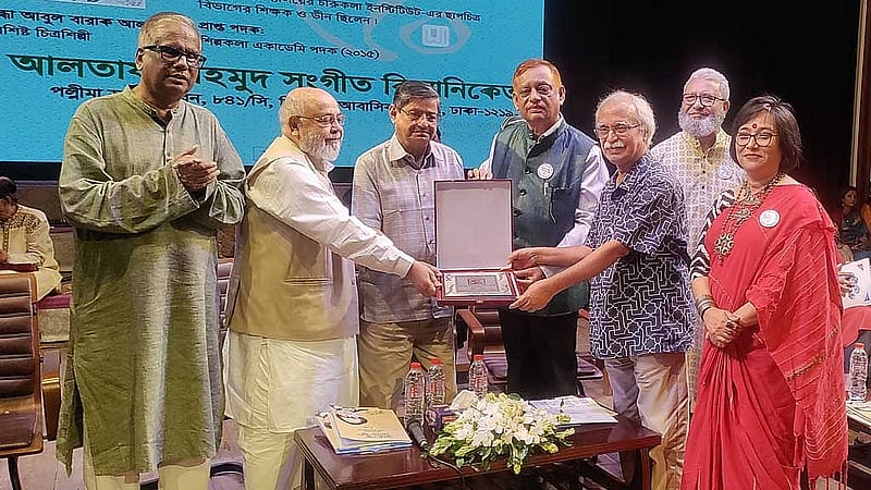 আলতাফ মাহমুদ সংগীত বিদ্যানিকেতনের পক্ষ থেকে পুরস্কারপ্রাপ্তদের হাতে সম্মাননা তুলে দেওয়া হচ্ছে 
