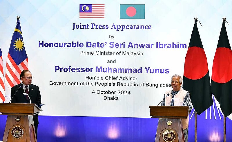 সংক্ষিপ্ত সফরে ঢাকায় আসা মালয়েশিয়ার প্রধানমন্ত্রী আনোয়ার ইব্রাহিম শুক্রবার বিকালে ঢাকার হোটেল ইন্টারকন্টিনেন্টালে প্রধান উপদেষ্টা অধ্যাপক মুহাম্মদ ইউনূসের সঙ্গে যৌথ সংবাদ সম্মেলনে আসেন। ছবি: প্রধান উপদেষ্টার কার্যালয়