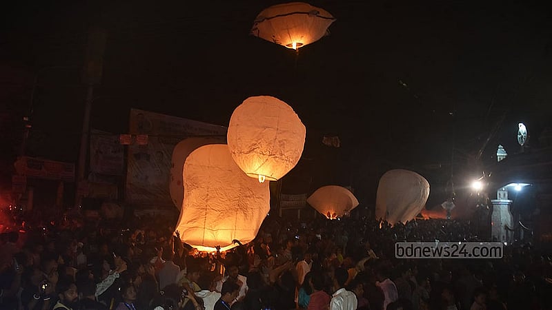 চট্টগ্রামের নন্দন কানন বিহারে ফানুস উড়িয়ে প্রবারণা পূর্ণিমা উদযাপন করেন বৌদ্ধ ধর্মাবলম্বীরা। ছবি: সুমন বাবু