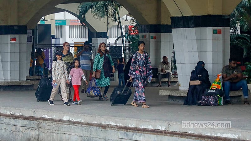 স্বজনদের সঙ্গে ঈদ আনন্দ ভাগাভাগি করতে শুক্রবার রেলপথে ঢাকা ছাড়ে অনেকেই