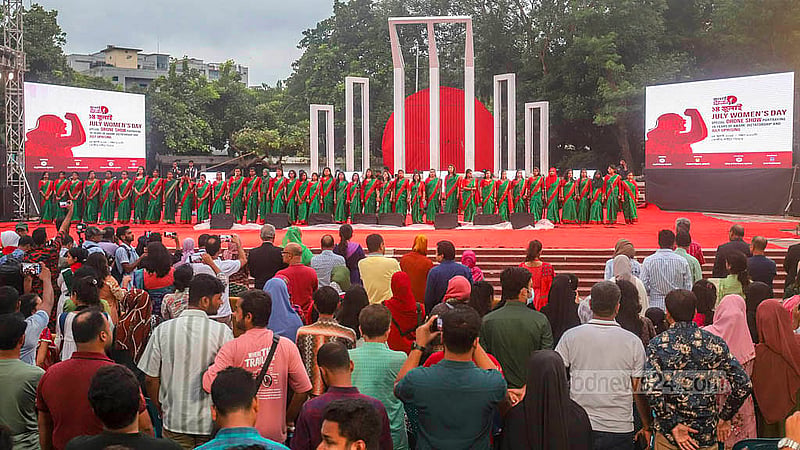 রাজধানীর কেন্দ্রীয় শহীদ মিনার প্রাঙ্গণে সোমবার সংস্কৃতি বিষয়ক মন্ত্রণালয় আয়োজিত জুলাই গণঅভ্যুত্থান স্মরণ-২০২৫ শুরু হয় জাতীয় সংগীতের মধ্য দিয়ে। ছবি: আব্দুল্লাহ আল মমীন