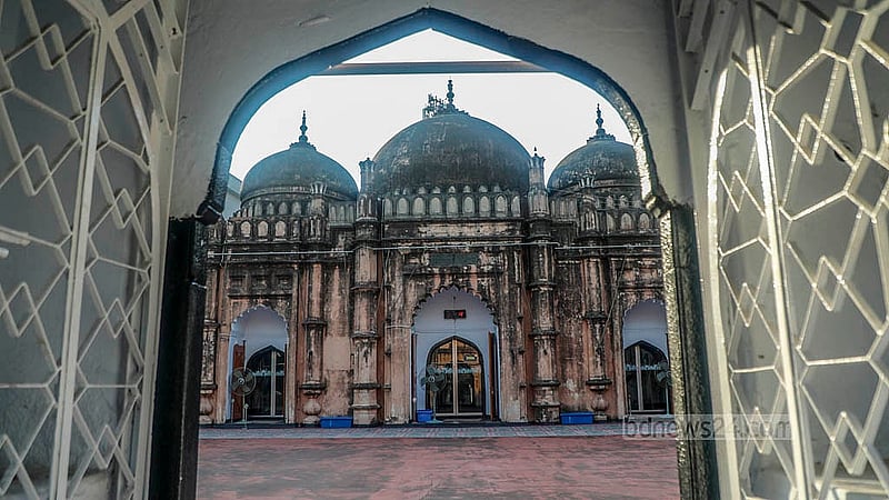 লাল ইট আর চুনাপাথরের মিশ্রণে খান মোহাম্মদ মৃধা মসজিদের রঙ অনেকটা পোড়ামাটির মত