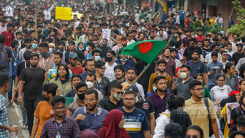 বৈষম্যবিরোধী ছাত্র আন্দোলনের ডাকা কর্মসূচির অংশ হিসেবে শনিবার ঢাকার মেরুল বাড্ডা সড়কে অবস্থান নেন শিক্ষার্থীরা। ছবি: মাহমুদ জামান অভি