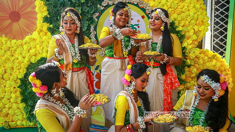 ঢাকার আগারগাঁওয়ে মুক্তিযুদ্ধ জাদুঘর প্রাঙ্গণে শনিবার বসন্ত উৎসবে রঙিন সাজে নারীরা।