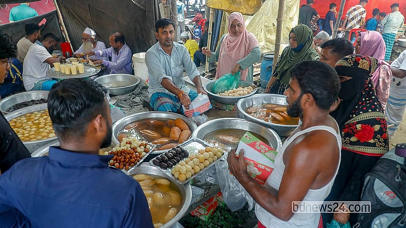 নারায়ণগঞ্জের সোনারগাঁও উপজেলায় কাইকারটেক হাট মিষ্টান্নের জন্য বেশ পরিচিত। দামও তুলনামূলক কম। ছবি: আব্দুল্লাহ আল মমীন