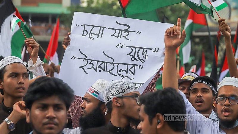 ইসরায়েলি আগ্রাসনের প্রতিবাদ ও ফিলিস্তিনের জনগণের প্রতি সংহতি জানাতে বিভিন্ন প্ল্যাকার্ড হাতে শনিবার সোহরাওয়ার্দী উদ্যানে ‘মার্চ ফর গাজা’ সমাবেশে যোগ দেয় মানুষ। ছবি: আব্দুল্লাহ আল মমীন