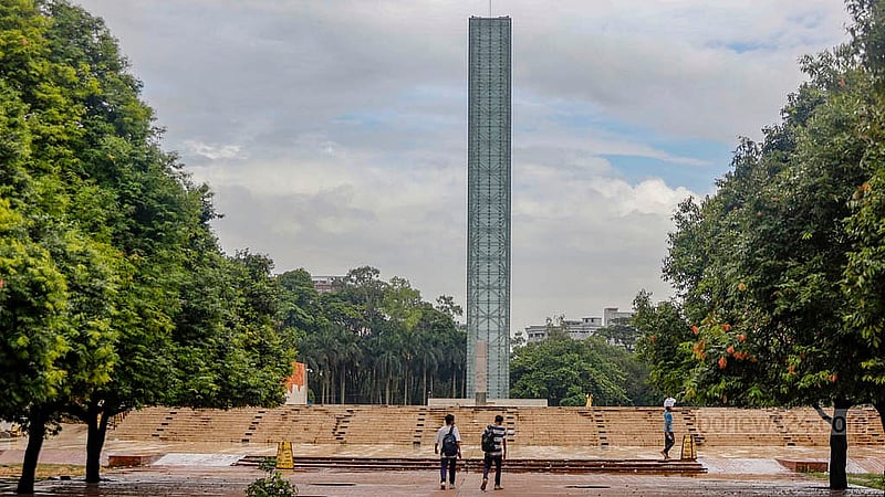 চব্বিশের অভ্যুত্থানের পর থেকে সোহরাওয়ার্দী উদ্যানে স্বাধীনতা জাদুঘরের অবস্থা বেহাল। আগে দিনভর সেখানে মানুষের আসা-যাওয়া করলেও এখন নিরাপত্তাকর্মী ছাড়া তেমন কাউকে দেখা যায় না। ছবি: মাহমুদ জামান অভি
