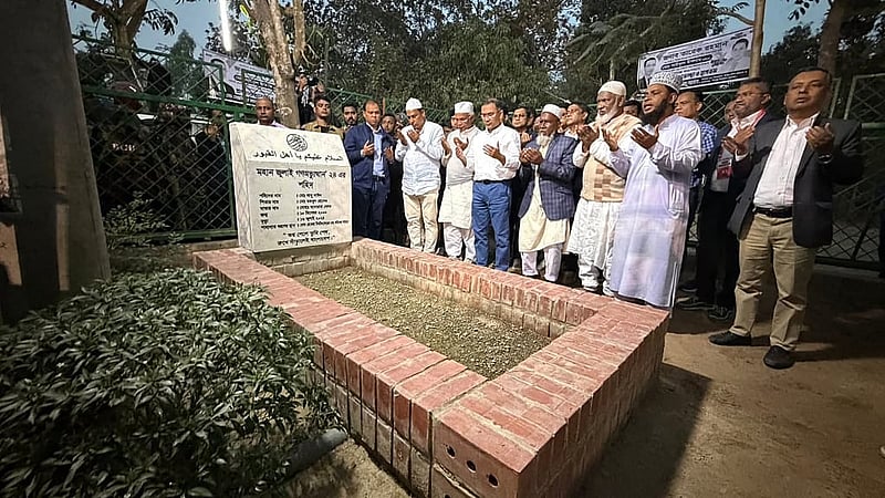 রংপুরের পীরগঞ্জে শুক্রবার আবু সাঈদের কবর জিয়ারত শেষে মোনাজাত করেন বিএনপি চেয়ারম্যান তারেক রহমান
