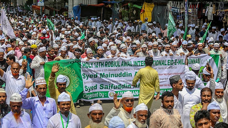 ঈদে মিলাদুন্নবী উপলক্ষে শনিবার রাজধানীর সোহরাওয়ার্দী উদ্যান থেকে ‘জশনে জুলুস’ বের করে আঞ্জুমানে রহমানিয়ার মইনীয়া মাইজভাণ্ডারীয়া। ছবি: আব্দুল্লাহ আল মমীন