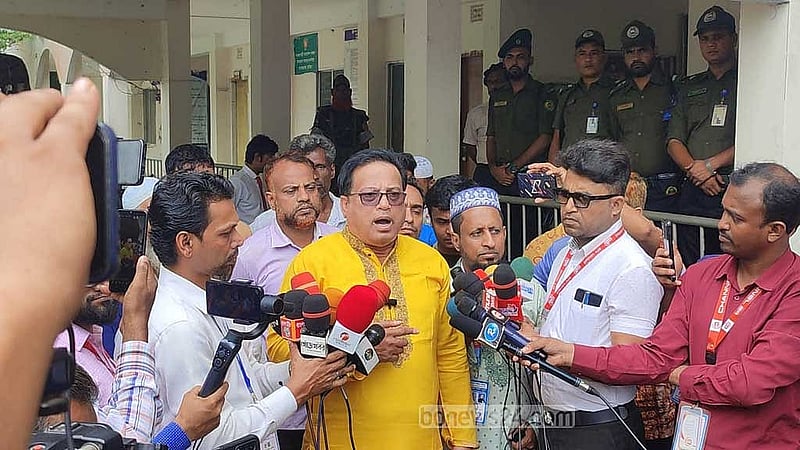 কুমিল্লার মনোহরগঞ্জে গত নির্বাচনে নৌকা নিয়ে জয় পাওয়া আওয়ামী লীগ নেতা জাকির হোসেন এবার ভোট বর্জন করেছেন অনিয়মের অভিযোগ এনে  