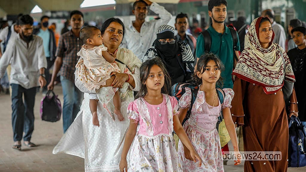 ঈদের ছুটি শেষ, মা-বাবার সঙ্গে ঢাকায় ফিরছে শিশুরাও। শুক্রবার কমলাপুর রেলওয়ে স্টেশনে ঢাকামুখী প্রতিটি ট্রেনেই ছিল যাত্রীদের চাপ।   ছবি: আব্দুল্লাহ আল মমীন