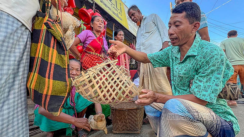 খাগড়াছড়ির মহালছড়ির হাটে মুরগি কিনতে ক্রেতাদের ভিড়। ছবি: সমির মল্লিক