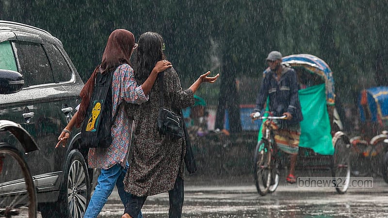 ঢাকা বিশ্ববিদ্যালয়ে বৃহস্পতিবার বৃষ্টি উপভোগ করতে দেখা যায় অনেককে।ছবি: মাহমুদ জামান অভি
