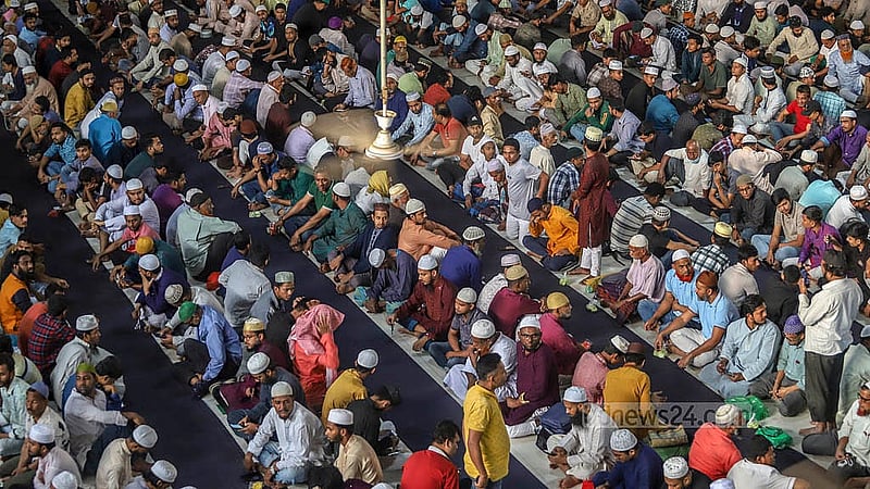 রোজার মাসে প্রতিদিন বায়তুল মোকাররম জাতীয় মসজিদে ইফতার আয়োজনে যোগ দেন অনেক মানুষ। ছবি: আব্দুল্লাহ আল মমীন