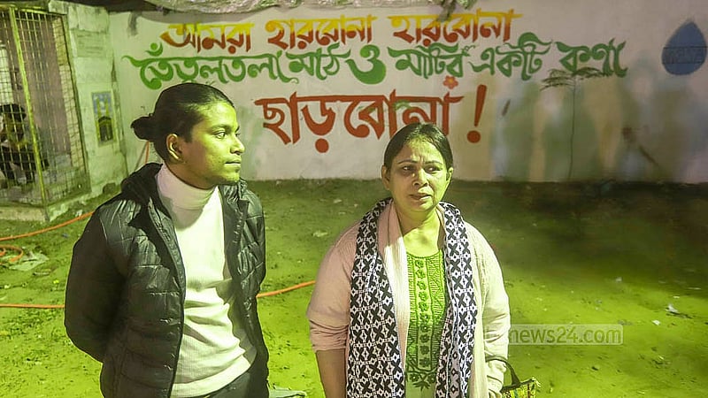 ঢাকার কলাবাগান তেঁতুলতলা মাঠ নিয়ে কথা বলছেন সংস্কৃতি কর্মী সৈয়দা রত্না ও তার ছেলে প্রিয়াংসু। ২০২২ সালে এই মাঠ রক্ষার্থে ফেইসবুক লাইভ করার পর তারা আটক হয়েছিলেন। ছবি: আব্দুল্লাহ আল মমীন
