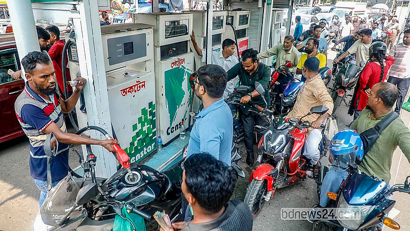 তেল নিতে যানবাহনের চালকদের অপেক্ষা করতে হচ্ছে  ৫ থেকে ১২ ঘণ্টারও বেশি সময়। রোববার রাজধানীর নীলক্ষেতের একটি ফিলিং স্টেশন থেকে তোলা। ছবি: আব্দুল্লাহ আল মমীন