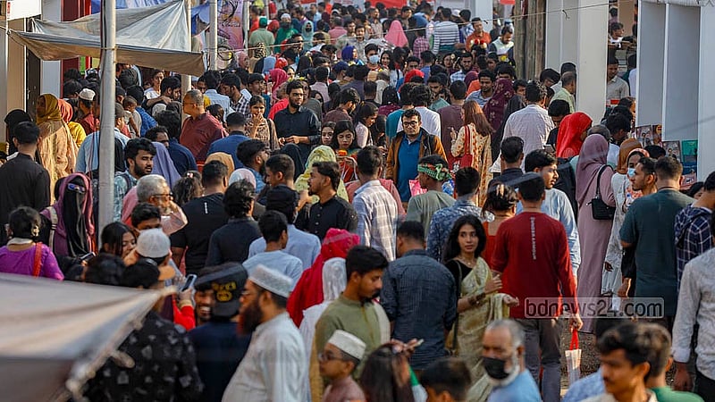 সোহরাওয়ার্দী উদ্যানে বইমেলায় শনিবার বইপ্রেমীদের ভিড়। ছবি: মাহমুদ জামান অভি