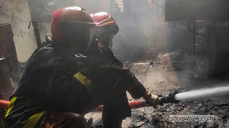 ঢাকার কেরাণীগঞ্জের কদমতলী এলাকার গ্যাসলাইটার কারখানায় লাগা আগুন নেভানোর কাজ করছেন ফায়ার সার্ভিস কর্মীরা।