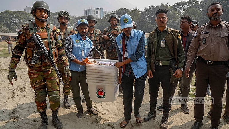 সেনা নিরাপত্তায় বুধবার আজিমপুর গার্লস স্কুল অ্যান্ড কলেজ থেকে নির্বাচনি সামগ্রী ঢাকা-৭ আসনের বিভিন্ন কেন্দ্রে নেওয়া হয়