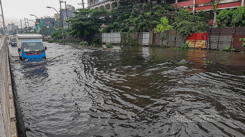 ঢাকা-চট্টগ্রাম মহাসড়কের যাত্রাবাড়ীর কাজলা এলাকার এই অংশ দেখে যেন বুঝার উপায় নেই এটি সড়ক না নদী। শনিবার টানা বৃষ্টিতে তলিয়েছে এ এলাকার সব সড়ক। ছবি: আব্দুল্লাহ আল মমীন