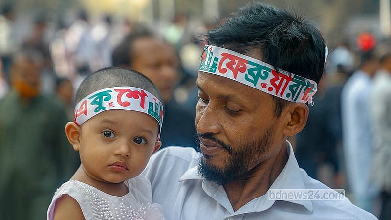ভাষা শহীদদের প্রতি শ্রদ্ধা জানাতে বাবার কোলে চড়ে কেন্দ্রীয় শহীদ মিনারে শিশু। ছবি: আব্দুল্লাহ আল মমীন