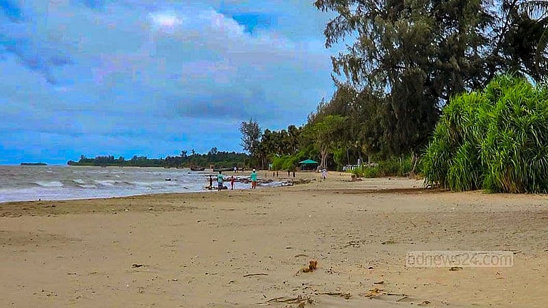 পর্যটকশূন্য সেন্টমার্টিনের পূর্ব সৈকত।