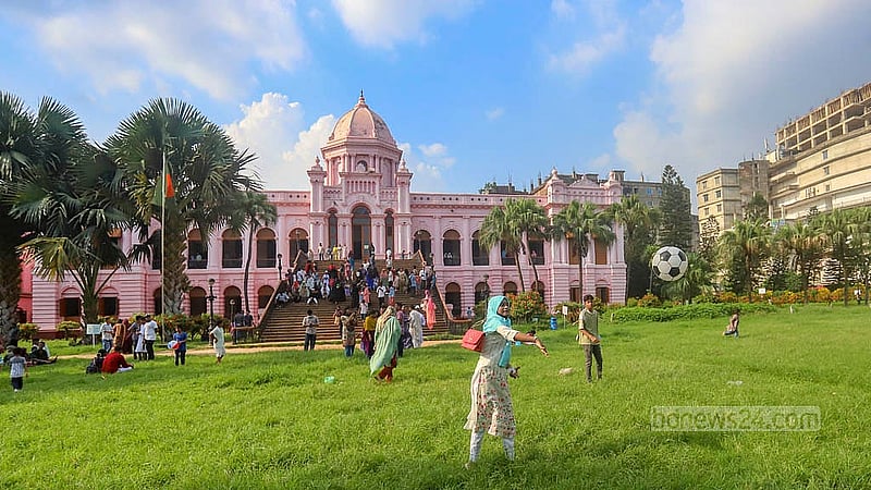 আহসান মঞ্জিল জাদুঘর দেখতে এসে শুক্রবার মাঠে খেলায় মাতেন অনেক দর্শনার্থী।  ছবি: আব্দুল্লাহ আল মমীন