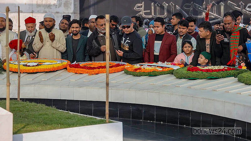 পরিবারের সদস্যদের নিয়ে বৃহস্পতিবার দুপুরে খালেদা জিয়ার কবর জিয়ারত করতে দেখা যায় অনেককে