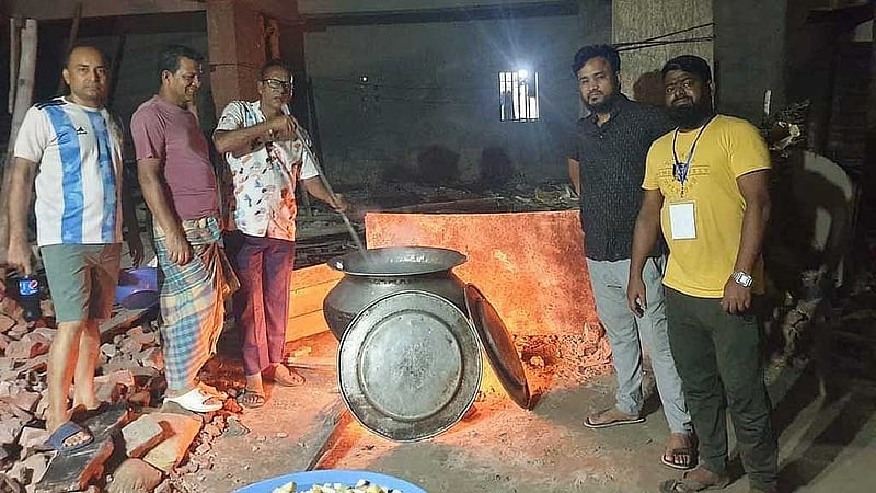 রাতের ঢাকায় পাহারা দিতে গিয়ে আনন্দ আয়োজনও হচ্ছে রাতে। 