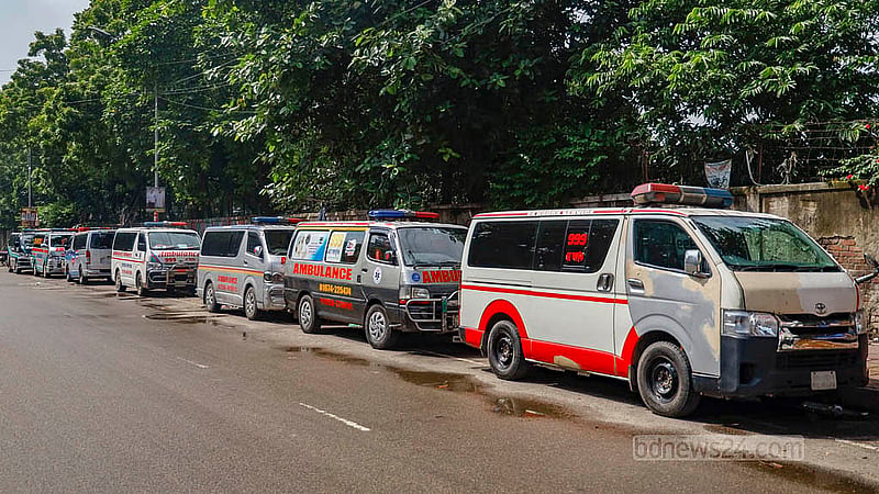 ঢাকা মেডিকেল কলেজ হাসপাতালের জরুরি বিভাগের সামনে রোগী নিয়ে আসা বেশিরভাগ অ্যাম্বুলেন্সেই নেই কোনো সুযোগসুবিধা। কেবল বড় করে গায়ে লেখা অ্যাম্বুলেন্স আর রাস্তায় নামলে বাজে সাইরেন। ছবি: মাহমুদ জামান অভি