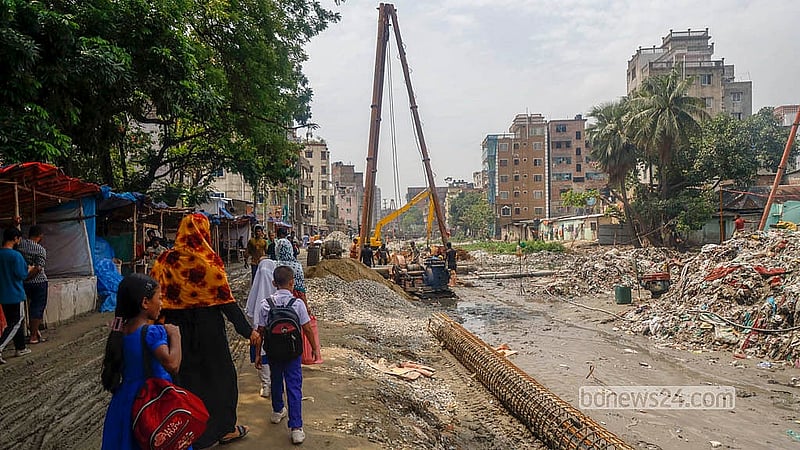কেরাণীগঞ্জে দূষণ-দখলে মৃত শুভাঢ্যা খালের প্রাণ ফেরাতে চলছে সংস্কার কাজ। ছবি: আব্দুল্লাহ আল মমীন