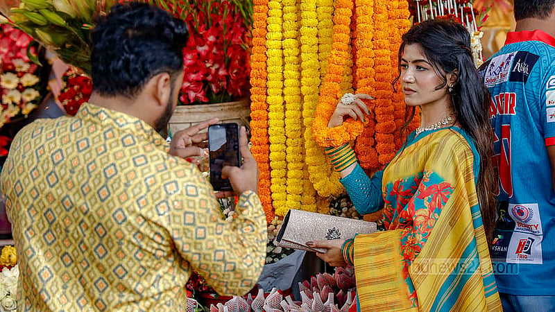 শাহবাগের দোকানগুলোতে কেনাকাটার পাশাপাশি বৃহস্পতিবার অনেকে ফুলের সঙ্গে ছবিও তুলেছেন। ছবি: মাহমুদ জামান অভি