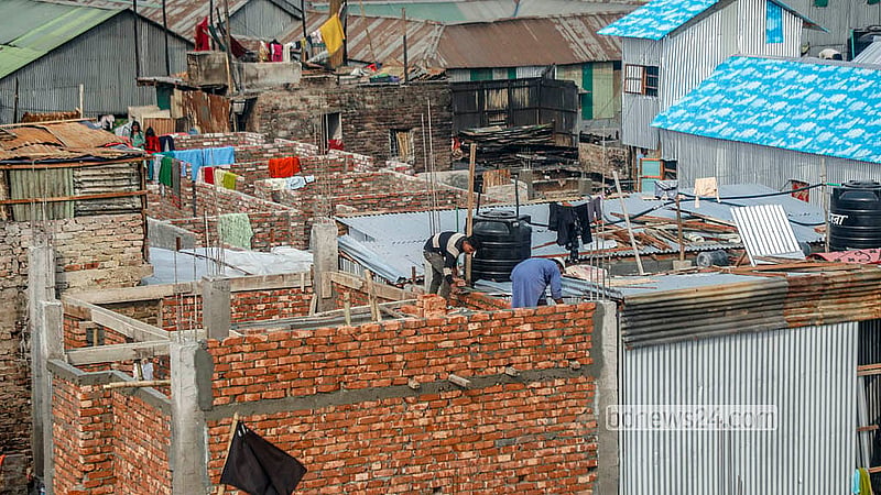 ঢাকার কড়াইল বস্তিতে গেল ২৫ নভেম্বর ভয়াবহ আগুনে পুড়েছে ১৫০০ ঘর। এখন সেখানে টিনশেডের পাশাপাশি উঠছে পাকা দালান