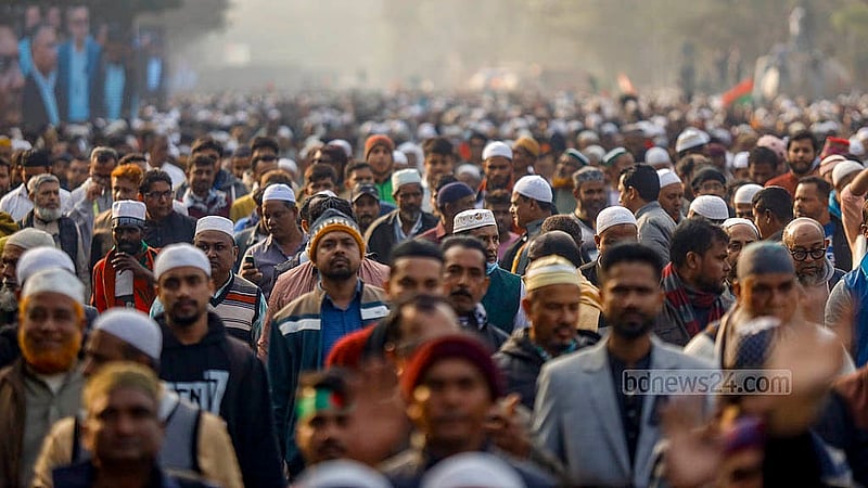 বিএনপি চেয়ারপারসন খালেদা জিয়ার জানাজায় অংশ নিতে ভোর থেকেই মানুষজন মানিক মিয়া অ্যাভিনিউ এলাকায় আসতে থাকেন