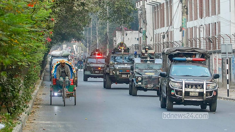ত্রয়োদশ সংসদ নির্বাচন ঘিরে নিরাপত্তা জোরদারের অংশ হিসেবে রাজধানীর শাহবাগ এলাকায় টহল দিচ্ছে বিজিবির সাঁজোয়া যান। ছবি: আব্দুল্লাহ আল মমীন