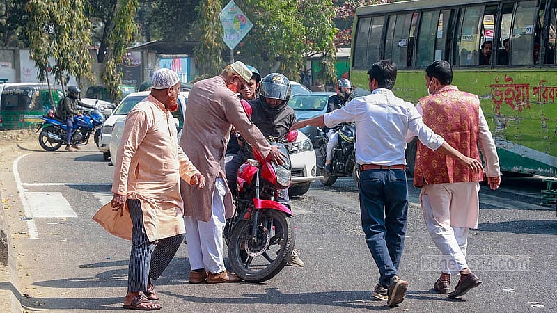 নতুন পে-স্কেল বাস্তবায়নের দাবিতে সরকারি কর্মচারীরা বৃহস্পতিবার দুপুরে আগারগাঁও মোড় অবরোধ করে। এসময় কোনো যানবাহনকে চলাচল করতে দেয়নি আন্দোলনকারীরা। ছবি: মাহমুদ জামান অভি