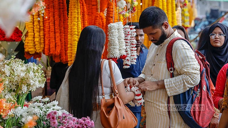 পহেলা ফাগুন ও বিশ্ব ভালোবাসা দিবসের প্রস্তুতি হিসেবে একদিন আগেই ফুল কেনার ধুম পড়েছে শাহবাগে। ফাগুনের সাজে সাজতে রঙিন ফুল সংগ্রহে সেখানকার দোকানগুলোতে ভিড় করেছেন অনেক নারী। ছবি: মাহমুদ জামান অভি
