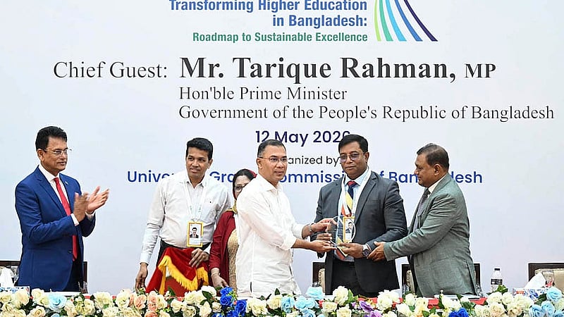 ঢাকা বিশ্ববিদ্যালয়ের সিনেট ভবনে মঙ্গলবার প্রধানমন্ত্রী তারেক রহমানের হাতে ক্রেস্ট তুলে দেন ইউজিসির চেয়ারম্যান অধ্যাপক মামুন আহমেদ। ছবি: পিআইডি