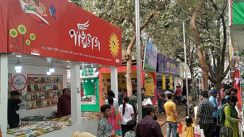 মেলার শেষ শিশুপ্রহরে অভিভাবকদের সঙ্গে এসেছে শিশুরা।