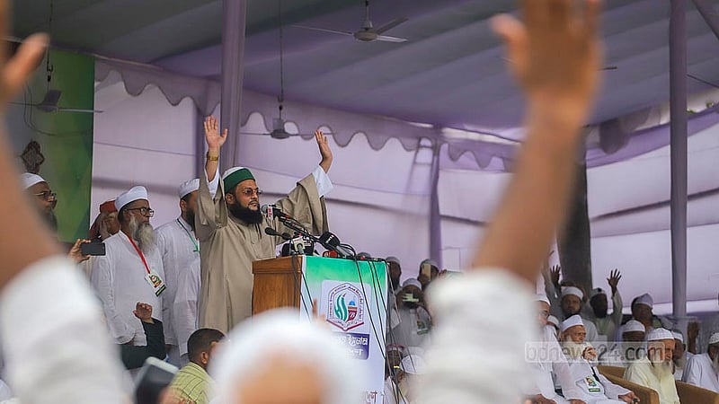 রাজধানীর সোহরাওয়ার্দী উদ্যানে শনিবার হেফাজতে ইসলামের মহাসমাবেশে বক্তব্য দেন ইসলামী বক্তা এনায়েত উল্লাহ আব্বাসী। ছবি: আব্দুল্লাহ আল মমীন