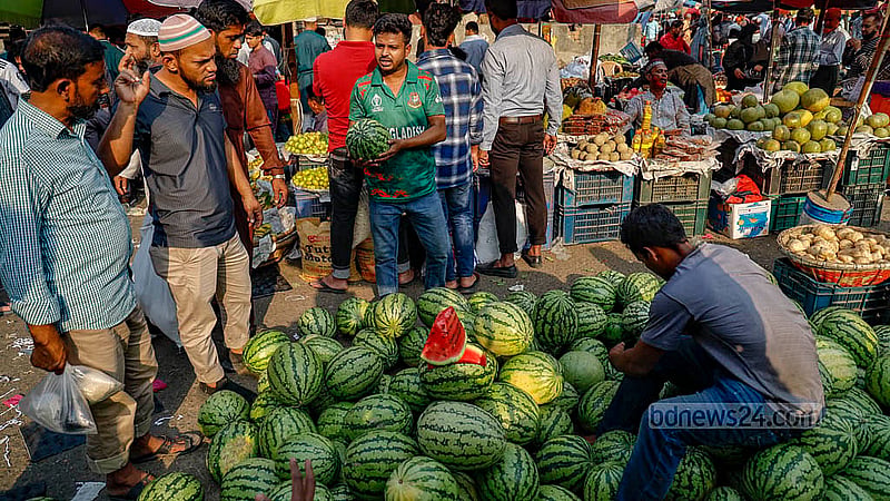 রাজধানীর কারওয়ান বাজারে তরমুজ বিক্রি হচ্ছে ৫৫ থেকে ৬৫ টাকা কেজি দরে। ছবি: মাহমুদ জামান অভি