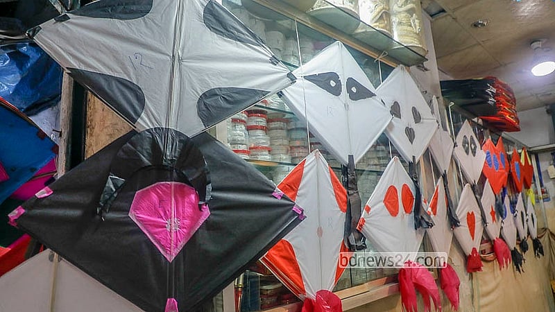 পুরান ঢাকার শাঁখারীবাজারে সাজিয়ে রাখা হয়েছে ঘুড়ি। সেখানে নানা নকশার ঘুড়ি মেলে। ৫ থেকে ৩০০ টাকা দামেরও ঘুড়ি মিলছে দোকানগুলোতে